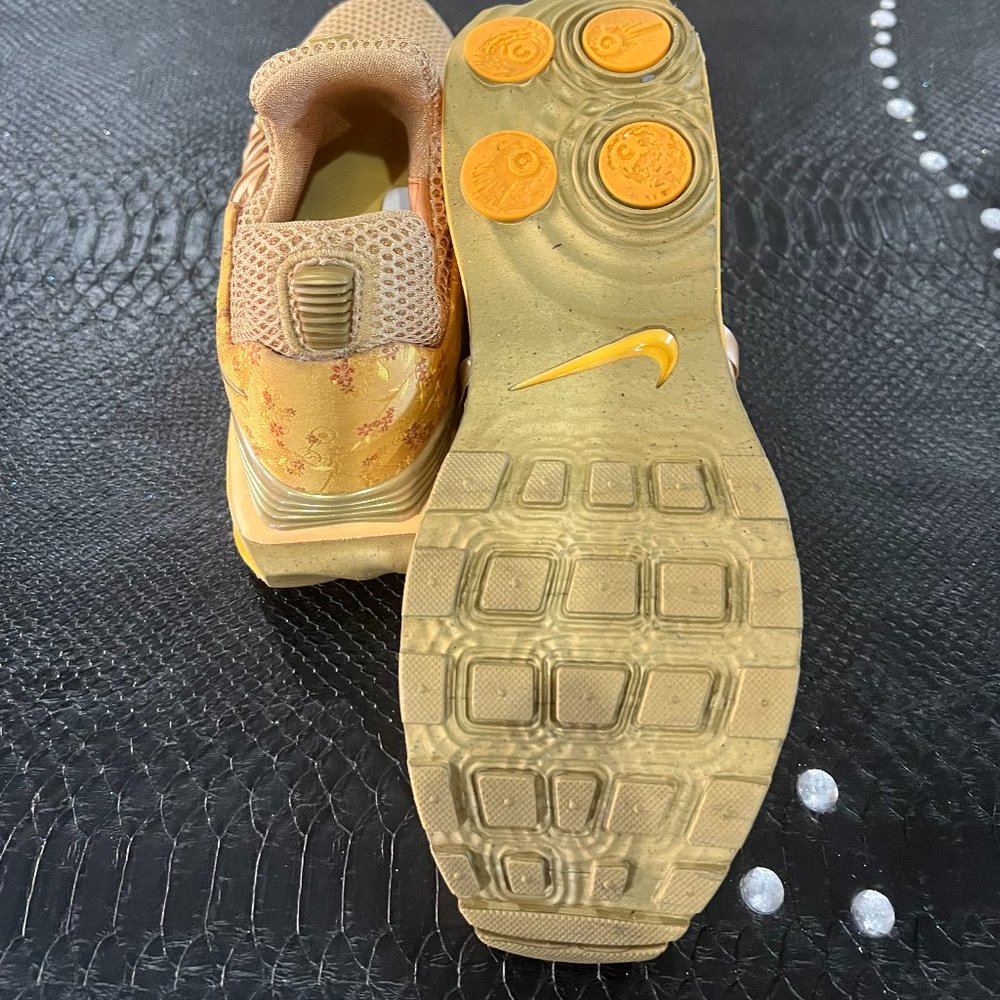 NIKE Shox Gravity Gold Metallic Size 9